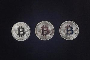 kryptovaluta silver- bitcoin mynt på svart bakgrund. elektronisk virtuell pengar för webb bank och internationell nätverk betalning. symbol av crypto virtuell valuta. brytning begrepp. foto