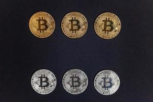 kryptovaluta silver- och gyllene bitcoin mynt på svart bakgrund. elektronisk virtuell pengar för webb bank och internationell nätverk betalning. symbol av crypto virtuell valuta. brytning begrepp. foto