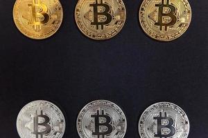 kryptovaluta silver- och gyllene bitcoin mynt på svart bakgrund. elektronisk virtuell pengar för webb bank och internationell nätverk betalning. symbol av crypto virtuell valuta. brytning begrepp. foto