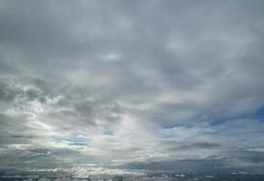 mest skön moln och himmel över de London luton stad av England Storbritannien foto