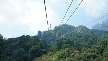 de skön bergen landskap med de grön skog och de klättrande kabel- bil som bakgrund på de bergen foto