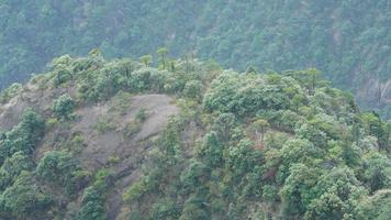 de skön bergen landskap med de grön skog och de bröt ut sten klippa som bakgrund i de landsbygden av de Kina foto