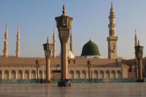 medina, saudi Arabien, okt 2022 - skön dagtid se av masjid al nabawi, medinas grön kupol, minareter och moské gård. foto