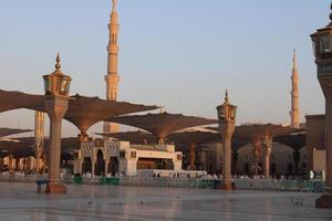 medina, saudi Arabien, okt 2022 - en skön dagtid se av masjid al nabawi minareter och elektronisk paraplyer eller baldakiner. foto