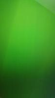 fantasifull suddig grön nyanser, fläck grön lutning abstrakt bakgrund. mobil telefon tapet. foto