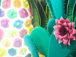 abstrakt plast artificiell grön skinande lysande glad skön glad mexikansk kaktusar med blommor. de bakgrund foto