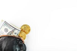 ett öppen svart plånbok med pengar, dollar och bitcoin mynt på en vit bakgrund. foto