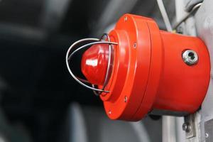 röd varning ljus av ett nödsituation fyr på ett industriell anläggningen. foto