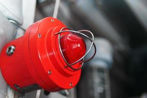 röd varning ljus av en brand systemet på ett industriell anläggningen. foto
