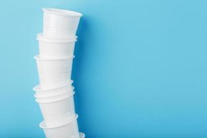 plast koppar av disponibel porslin i de form av en torn på en blå bakgrund. foto