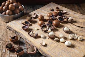ekologiska macadamianötter på ett träbord foto