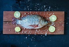 färsk tilapia fisk på träskiva