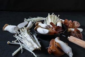 färska svampar på träskivor foto