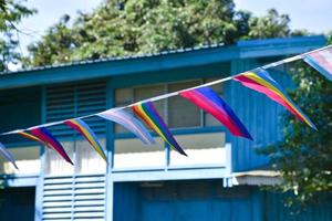 lgbtq flaggor var hängd på tråd till dekorera utanför balkong av restaurang, mjuk och selektiv fokus, begrepp för lgbtq plus kön fester i stolthet månad runt om de värld. foto
