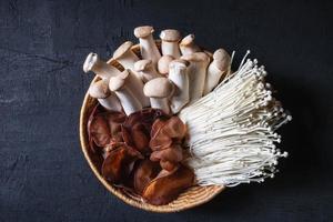 färska svampar i en korg foto