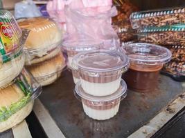 pudding. indonesiska specialiteter den där blanda gelatin från choklad och mjölk foto