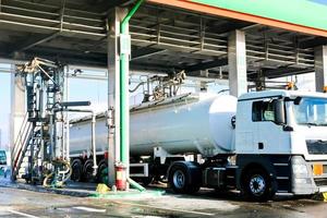 stor grön industriell gas station för tankning fordon, lastbilar och tankar med bränsle, bensin och diesel i de vinter- foto