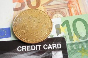 gyllene bitcoin på euro sedlar pengar för företag och kommersiella, digitala valuta, virtuell kryptovaluta. foto