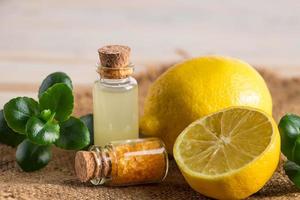 hälsa vård begrepp. organisk kosmetika med citron. produkt för spa och aromterapi. naturlig fuktkräm på trä- bakgrund. foto