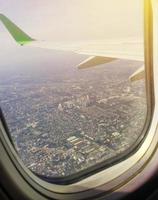 stad se från flygplan fönster foto