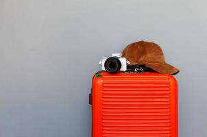 bagage, kamera och keps med kopia Plats foto