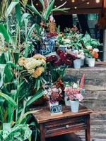 små affärer blomsterhandlare affär med trendig buketter foto