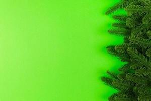topp se av ram tillverkad av gran träd på färgrik bakgrund med kopia Plats. glad jul begrepp foto