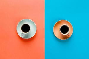 blå och brun kopp av kaffe på en färgrik orange och blå bakgrund. topp se med kopia Plats. morgon- begrepp foto