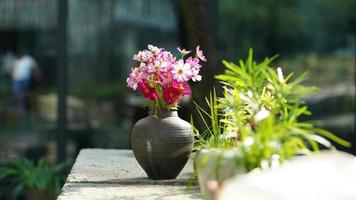 de skön trädgård se med de blommor och sten tabeller i de landsbygden by av de Kina foto