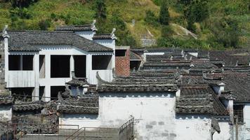 de skön traditionell kinesisk by se med de klassisk arkitektur och färsk grön träd som bakgrund foto