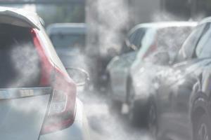 luft förorening från bil uttömma rök trafik i de stad. minska global uppvärmningen förorening och kol dioxid från motor förbränning. foto