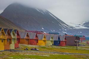 färgglada hus i longyearbyen, svalbard foto