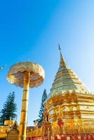 vackra gyllene berget vid templet vid wat phra that doi suthep. foto