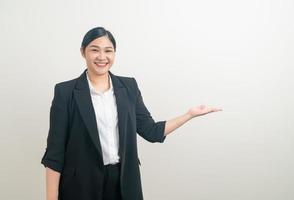asiatisk kvinna med handen presenterar på bakgrunden foto