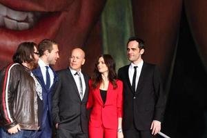 los angeles, jan 31 - lr john Moore, jai Courtney, bruce Willis, yuliya snigir och radivoje bukvic på de en Bra dag till dö hård mural avslöjande händelse på de 20:e århundrade räv studior på januari 31, 2013 i los angeles, ca foto