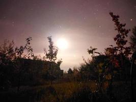 ljus natt starry himmel i de by foto