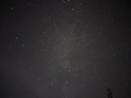 ljus natt starry himmel i de by foto