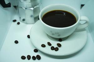 varm svart kaffe i en vit kopp, kaffe är en populär dryck Allt över de värld. foto