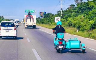 playa del carmen quintana roo mexico 2022 olika motorcyklar mopeder och skotrar i playa del carmen Mexiko. foto