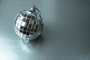 silver- spegel musik klubb disko boll små runda glas vinter- skinande dekorativ skön xmas festlig jul boll, jul leksak putsade på pärlar på en svart och vit bakgrund foto