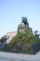 monument till bogdan khmelnitsky i kiev, ukraina. kväll. höst. vertikal se. foto