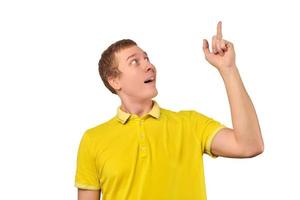 rolig ung kille i gul t-shirt med eureka gest, man fick idé, isolerad vit bakgrund foto