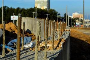 rostig stift fastnar ut av betong block. om av block för de konstruktion av en ny byggnad. blockera teknologi för tillverkning hus. framställning de fundament av de framtida Hem foto