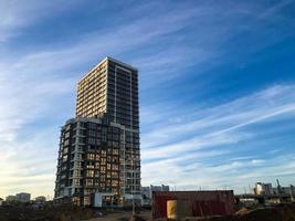 flera våningar byggnad i de stad Centrum. choklad och vit färger. de hus är tillverkad av betong block. vaxkaka konstruktion. konstruktion av en ny bostads- komplex. mot de blå himmel foto