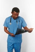 svart kirurg läkare skäggig man i blå täcka med korsade vapen isolerat vit bakgrund kopia Plats foto