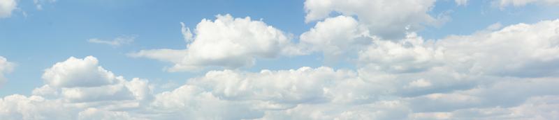 panorama av moln. baner mot en blå himmel med moln. foto