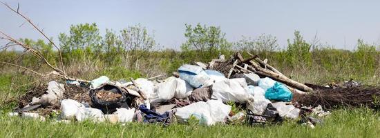 panorama av en sopor dumpa i en fält. miljö- förorening. fattigdom. de global problem av mänskligheten foto