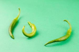 tre små spansk peppar grön varm chili paprikor foto