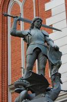 staty av saint george i riga foto