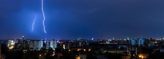natt åskväder i moskva stad foto
